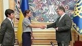 Президент Украины Петр Порошенко вручил политику Марии Гайдар украинский паспорт