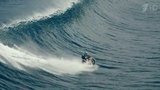 В Австралии известный гонщик покорил гигантскую волну на мотоцикле