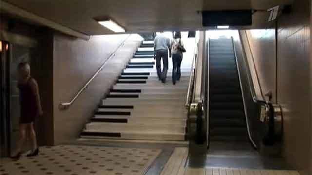 Девушку засосал эскалатор в метро Петербурга, видео - 1 февраля - beton-krasnodaru.ru