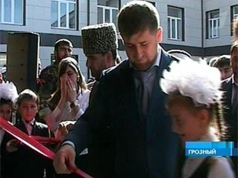 Школьная форма в чечне. 1 сентября в чечне. Чеченский школьник. 18 школа города грозного. 1 сентября в чечне.