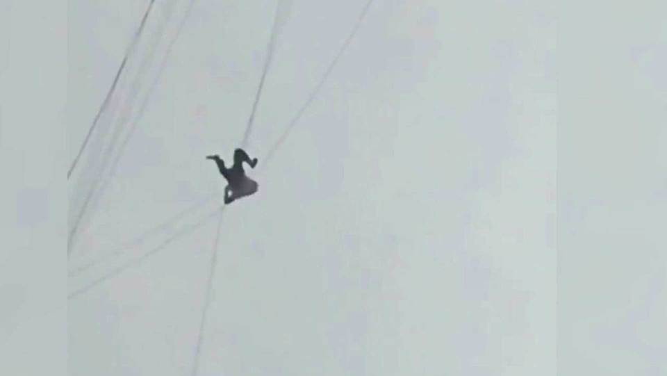 Китайский турист пытался сбежать из отеля по проводу на высоте 60 метров. Хиты интернета