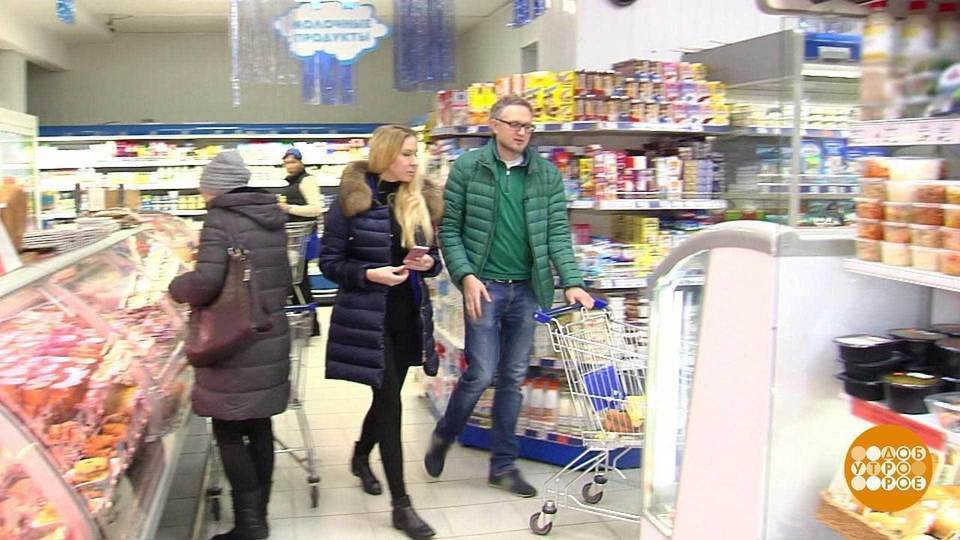 Накрывают Новогодний Стол За Тысячу Рублей