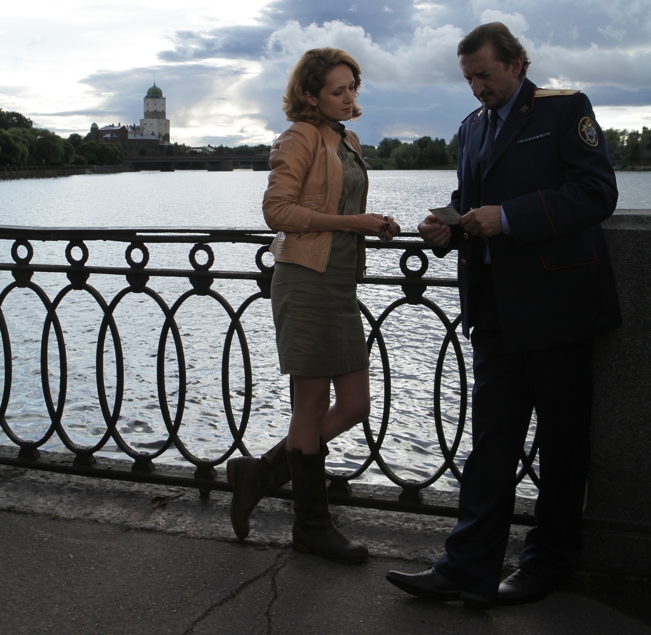 Виктория Исакова и Александр Лыков снимают сцену на фоне Выборгского замка