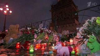 Люди продолжают нести цветы, мягкие игрушки, воздушные шары и свечи к народным мемориалам по всей России