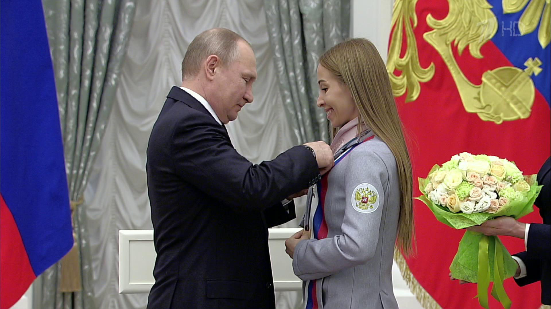 Награждение девочек. Награждение спортсменов. Вручение наград Путиным в Кремле.