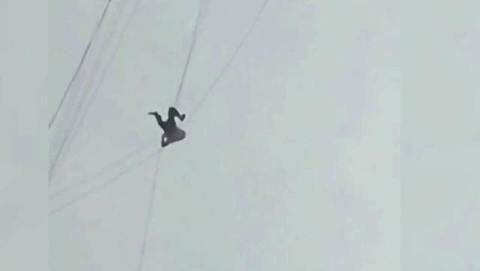 Китайский турист пытался сбежать из отеля по проводу на высоте 60 метров. Хиты интернета