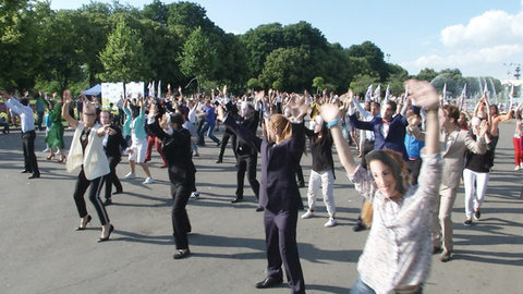 Пузыри в небе, облака с ногами, Варнава на траве. Парк. За кадром