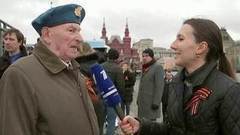 На трибунах в ожидании начала парада в честь 9 мая в самом центре российской столицы — сотни ветеранов