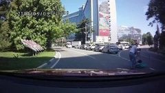 В центре Сочи двое детей выпали на дорогу из багажника машины. Хиты интернета