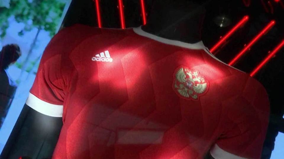 В Москве дизайнеры представили новую футбольную форму для сборной РФ ...