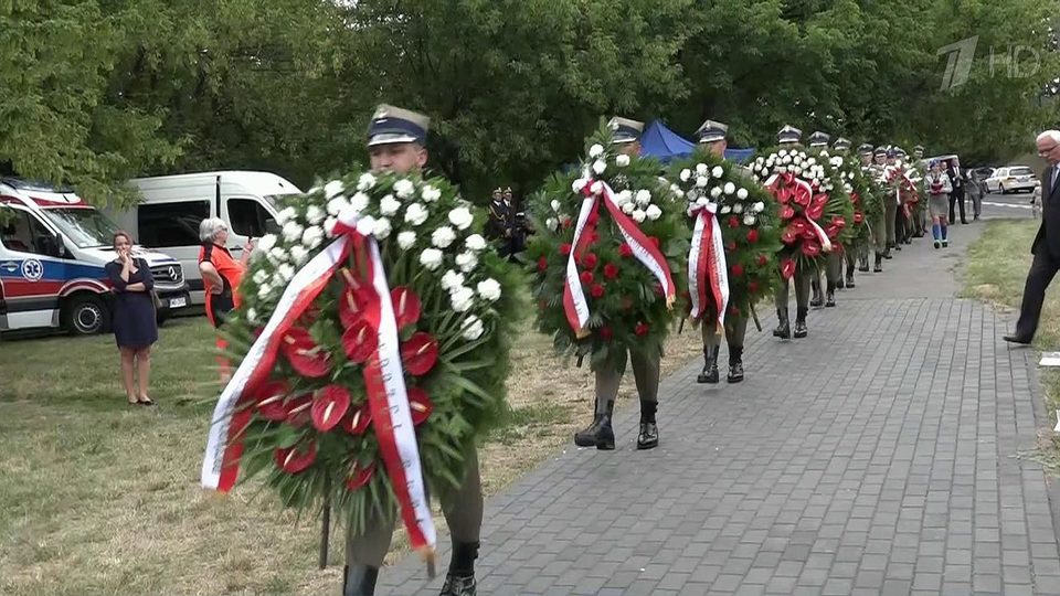 Памятник жертвам волынской резни в польше фото