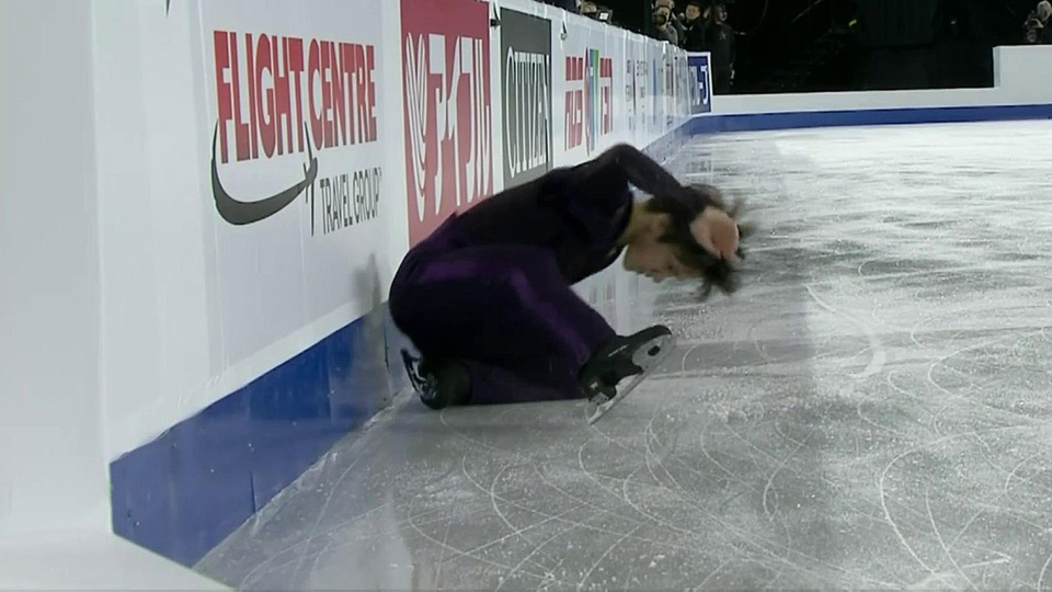 фигурист у которого выпали глаза при вращении. американская фигуристка упала. американская фигуристка эшли кэйн-гриббл. саша фигуристка 2022 пекин. фигурист у которого выпали глаза при вращении.