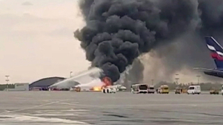 Следственный комитет РФ изучает кадры пожара самолета в Шереметьево