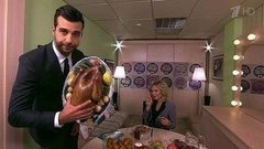 Пелагея угощается пирожками. Пролог. Вечерний Ургант. Фрагмент выпуска от 07.11.2014