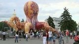 Французские артисты удивили посетителей ВДНХ своим шоу гигантских летающих фигур