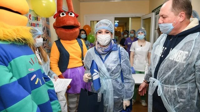 Ведущие Первого канала посетили детскую больницу в Калуге в рамках акции «Стань Первым!»