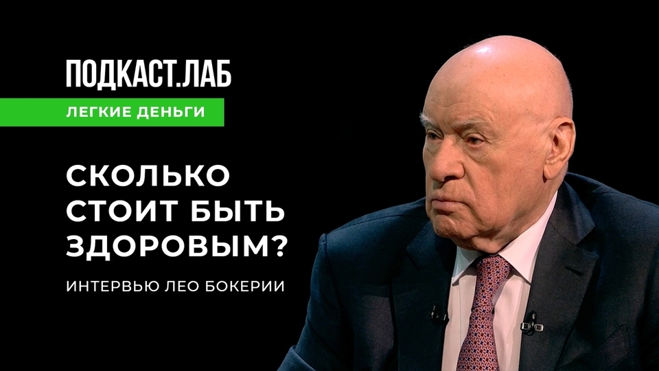 Красивая девушка чутко лижет длинноволосой подруге на кровати