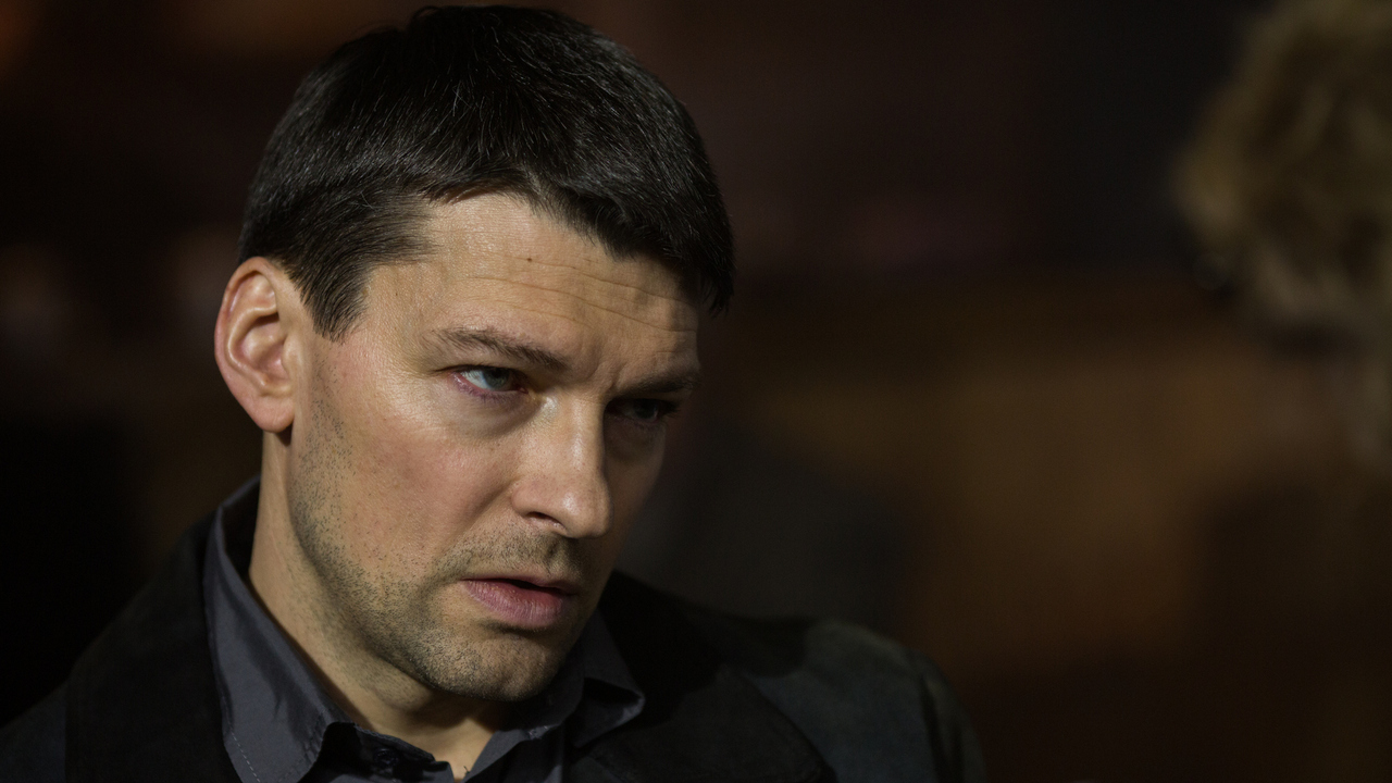 Жігіт диванда жатқан видео