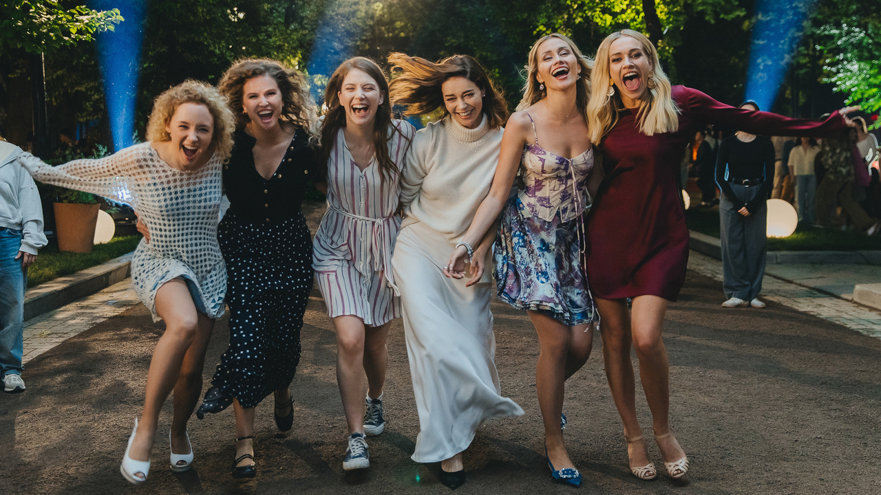 <p>Слева направо: Анастасия Талызина, Юлия Топольницкая, Тина Стойилкович, Марина Александрова, Мария Камова (Маш Милаш) и Валерия Астапова</p>