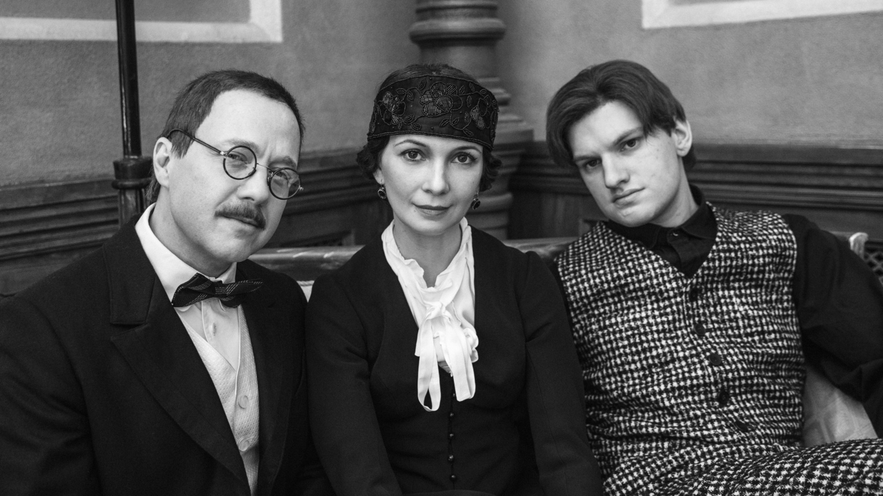 <p>Слева направо: Евгений Стычкин, Мария Смольникова и Андрей Максимов на съемках сериала «Лиля»</p>
