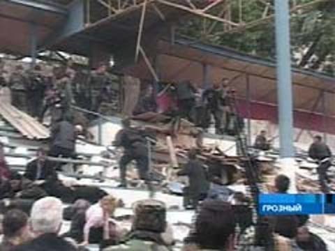 Ахмат хаджи кадыров 9 мая 2004. 9 мая 2004 грозный. Ахмат хаджи кадыров 9 мая 2004. Кадыров 2004. Взрыв на стадионе в грозном ахмат кадыров.