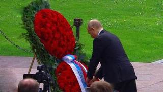 Владимир Путин возложил венок к Могиле Неизвестного солдата