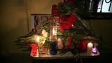 Москвичи несут цветы к концертному залу «Александровский» и к зданию фонда Доктора Лизы
