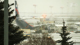 Сильный снегопад затруднил работу столичных аэропортов