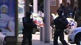 Неизвестный с оружием все еще удерживает заложников в кафе Сиднея, полиция ведет переговоры