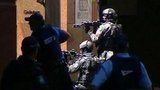 В Сиднее продолжаются переговоры полиции с преступником, захватившим заложников в кафе