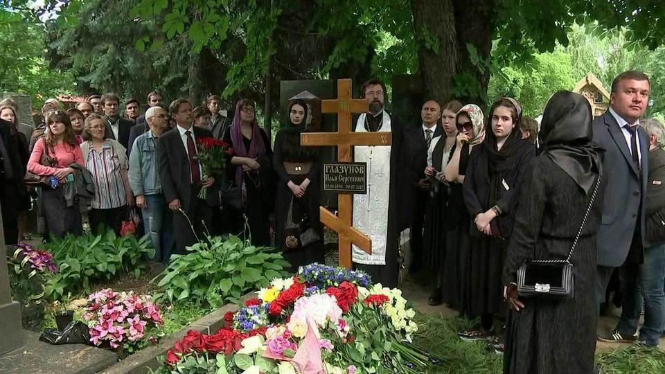 Арина глазунова фото могилы В Москве простились с народным художником СССР Ильей Глазуновым. Новости. Первый