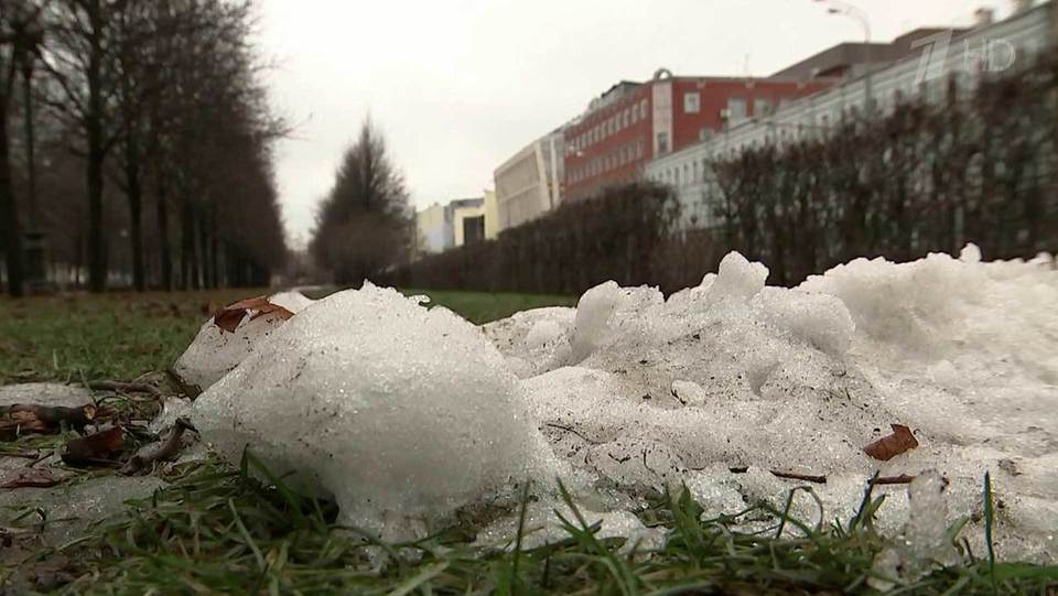 много снега в москве. зима без снега. какой год был без снега. какой год был без снега. просвет после снегопада.