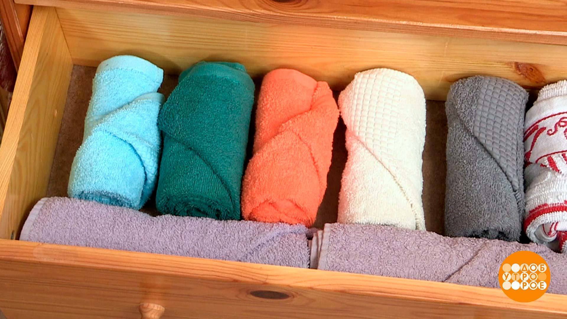 Заворачиваем полотенце. Компактное хранение полотенец. Полотенца в шкафу компактно. Хранение полотенец в рулонах. Красиво сложить полотенце.