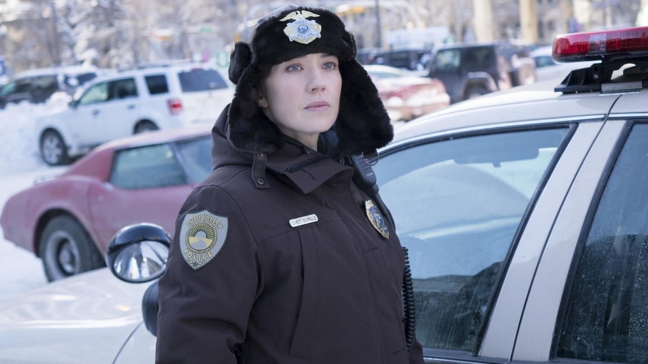 Кэрри Кун в роли начальницы отделения полиции Глории Бергл