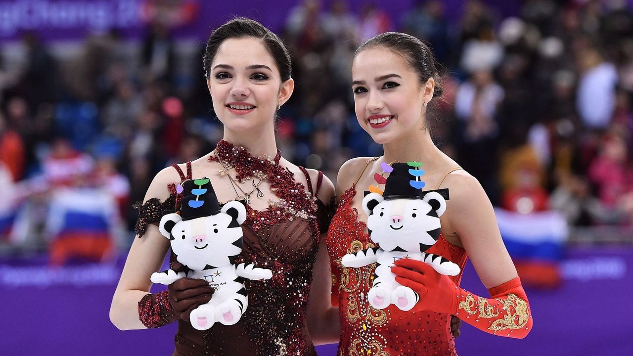<p>Евгения Медведева (слева) и Алина Загитова</p>