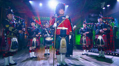 Сводный оркестр барабанов и волынок Великобритании — «Scotland the brave». Вечерний Ургант. Фрагмент выпуска от 06.09.2013