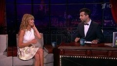 Последний звонок в Москве. Острый репортаж с Аллой Михеевой. Вечерний Ургант. Фрагмент выпуска от 27.05.2014