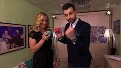 Иван Ургант и Светлана Кузнецова сражаются на пасхальных теннисных мячах. Пролог. Вечерний Ургант. Фрагмент выпуска от 13.04.2015