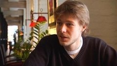 «Я сыграл менеджера ночного клуба, который влюбляется в очаровательную Золушку», — актер Никита Ефремов о своей роли в фильме «Zолушка»