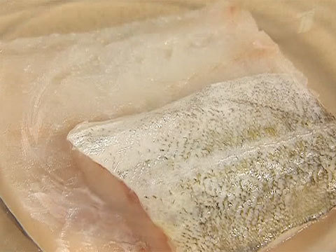 Замороженное филе трески на сковороде