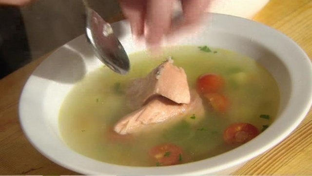 Почему жир в супе располагается на поверхности. Жирный суп. Жир в супе. Жирный суп фото. Самый жирный суп.