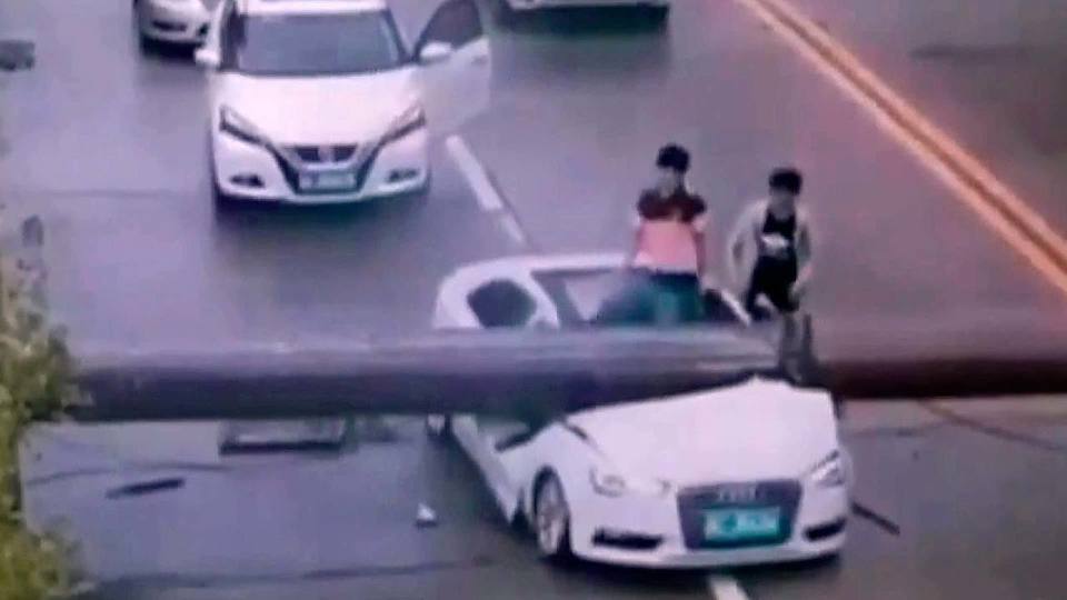 В Китае строительный кран упал на автомобиль, водитель серьезно не пострадал. Хиты интернета