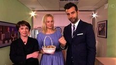 Чулпан Хаматова и Дина Корзун угощают Ивана печеньем. Пролог. Вечерний Ургант. Фрагмент выпуска от 26.11.2014