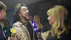 Церемония вручения премии «Золотой граммофон». Острый репортаж с Аллой Михеевой. Вечерний Ургант. Фрагмент выпуска от 25.11.2016