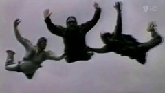 Парашютисты-экстремалы чуть не столкнулись с взлетающим самолетом. Хиты интернета