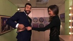 Иван Ургант и Миранда Керр пытаются достать рукой до пупка через спину. Пролог. Вечерний Ургант. Фрагмент выпуска от 15.06.2015