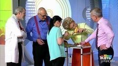 Как вывернуть разбившуюся лампочку. Жить здорово! Фрагмент выпуска от 13.04.2017