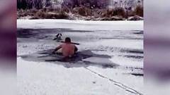 Рискуя жизнью мужчина спас собаку, провалившуюся в полынью. Хиты интернета