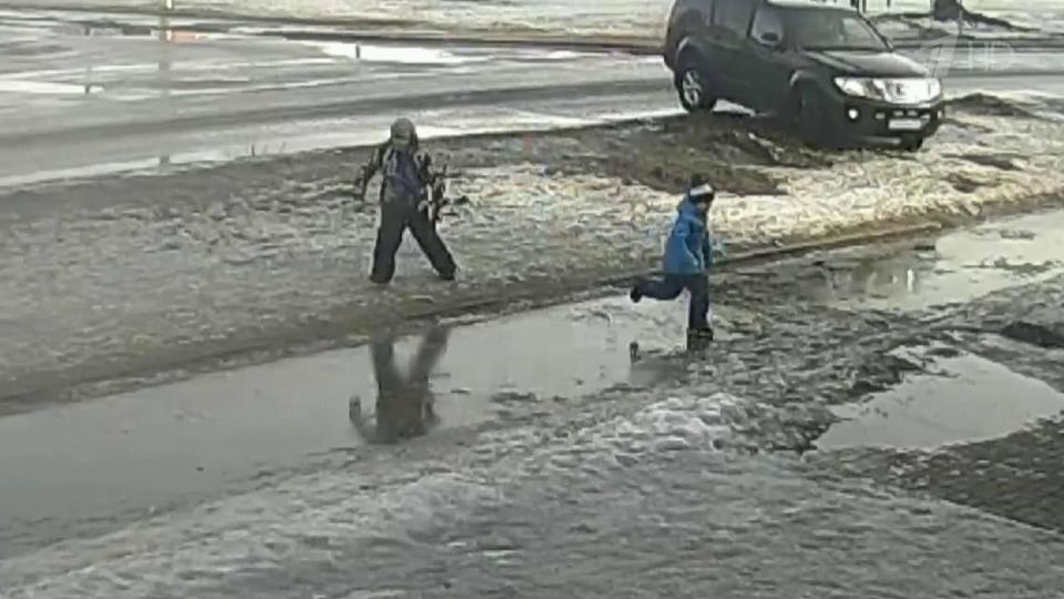 В Приозерске водитель сбил ребенка, который стрельнул в его машину из игрушечного автомата В Приозерске водитель сбил ребенка, который стрельнул в его машину из игрушечного автомата