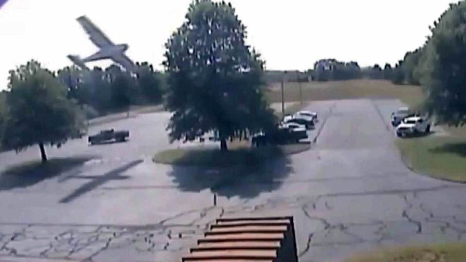 В США 80-летний пилот легкомоторного самолета чудом уцелел, врезавшись в дерево. Хиты интернета